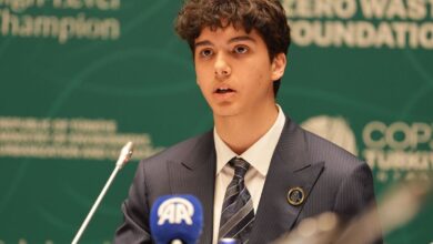 بملامح جده وطموح عالمي.. حفيد أردوغان يخطف الأنظار في قمة المناخ ويطلق مبادرة دولية للشباب